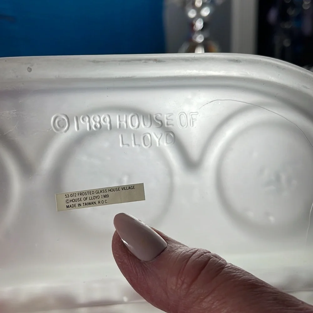 Vintage Foisted Glass House Candle Holder by “CHRISTMAS AROUND THE WORLD” 1989 - Picture 9 of 16